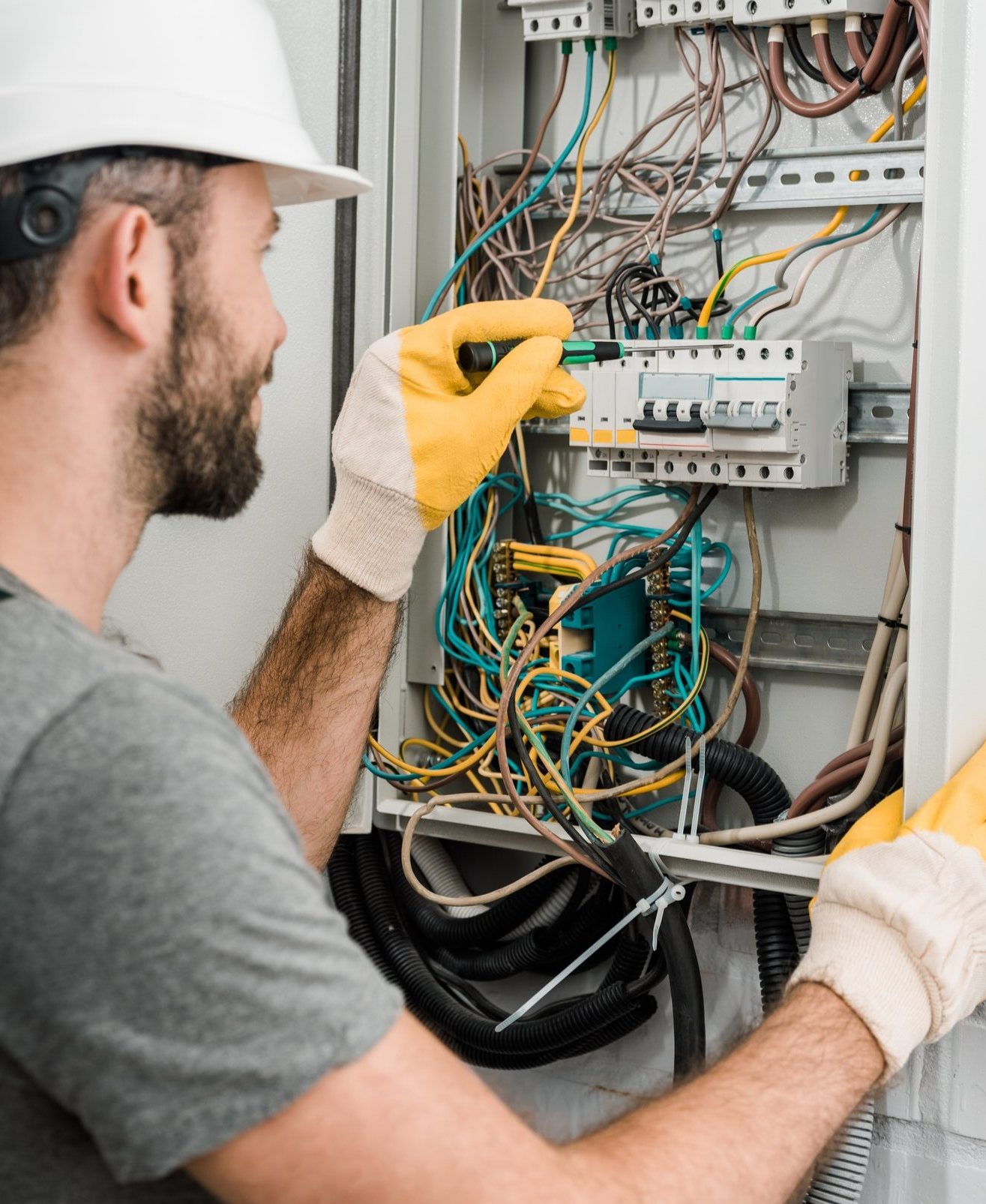 Instalaciones y reparaciones eléctricas seguras y profesionales.